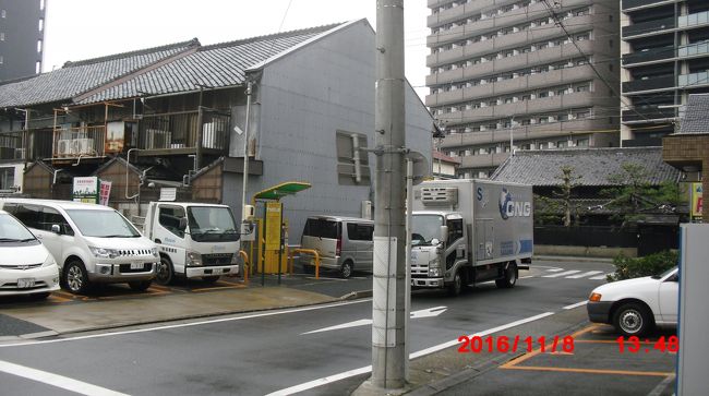 その左側<br /><br />長屋の部分解体があちこちで進んでるね<br /><br />ここもそうだね　駐車場になって<br /><br />