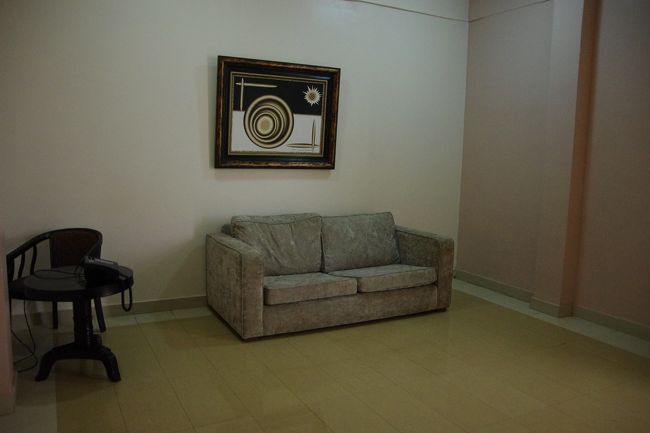 とりあえずは部屋に荷物を運びました。<br />まずは何故かただ広いだけの部屋が一つあり、その奥がベットルームになります。