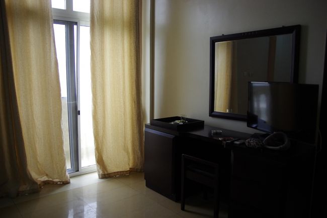 こんな感じで部屋は暗いです。。。