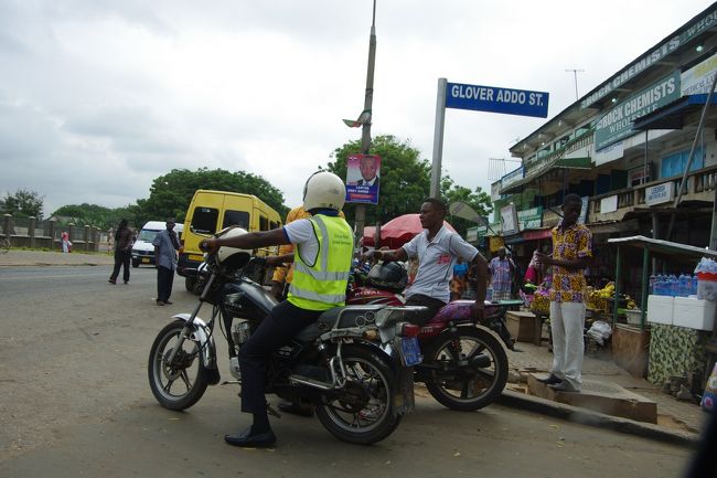 ガーナもやはりバイクが多い国でした。<br />でも、車の量も多いので、ベナンよりはバイクと車の量の差は感じませんでした。