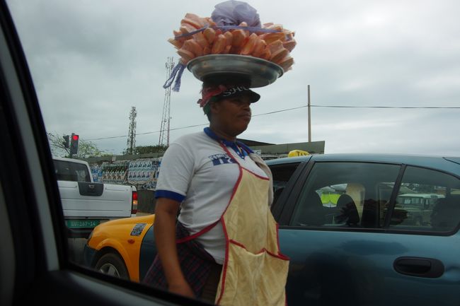 ガーナでもこのスタイル。<br />ん～～～、首は大丈夫なんだろうか？<br />日本式のお辞儀をしたら、全ての荷物がばらけてしまうのだろうか？？？<br />と、発想してしまうのは私だけでしょうか？