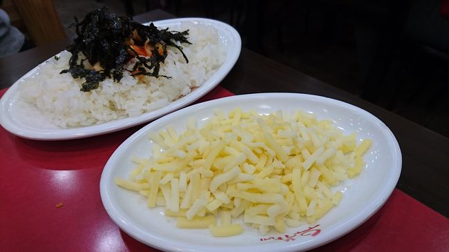 ポックンパッのためのごはんとトッピングのチーズ。結構辛いので苦手な方はチーズ多めがいいかも。