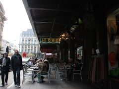 メトロポールホテル前の大きな通りBoulevard Anspach（アンスバッハ通り）を5分ほど歩いたところにある、とても立派な証券取引所（大寺院のような建物です）の横を曲がると、古きよき時代の雰囲気漂うカフェがあります。


これは、Le Cirio (ル・シリオ) という、アール・ヌーヴォー様式が今も残ることで有名な1886年創業のビアカフェです。内装は、H.Coosemans（コーズマン）の 1909年の作だそうです。

【アドレス】Rue de la Bourse  18-20 
