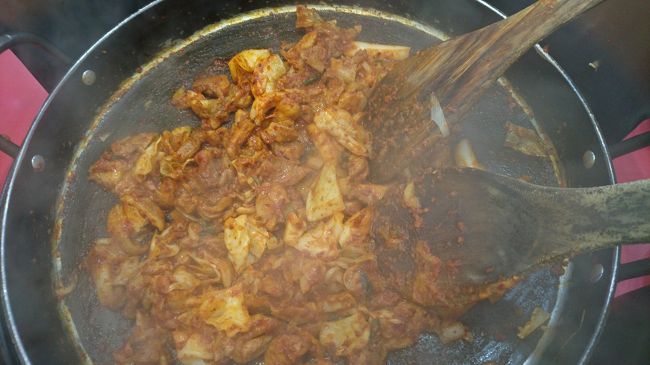 サラダ(キャベツ千切り)とキムチ・たくあんがセルフでいただけるのでつまみながら待ちます…<br />