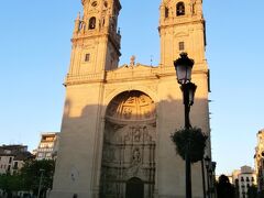 バルのはしごをするにはまだ早かったので、旧市街を散策することにしました。

サンタ・マリア・デ・ラ・レドンダ准司教座聖堂。
カテドラル、ではなく、コンカテドラルなんですね。

ログローニョは、カラオーラやサント・ドミンゴ・デ・ラ・カルサーダと同じ司教区。この2つの街の大聖堂は「カテドラル」なのに対して、州都であるログローニョのそれは「准」に甘んじているわけで、地元の人にとってはおもしろくないんじゃ？と、俗な私は思ったりします。