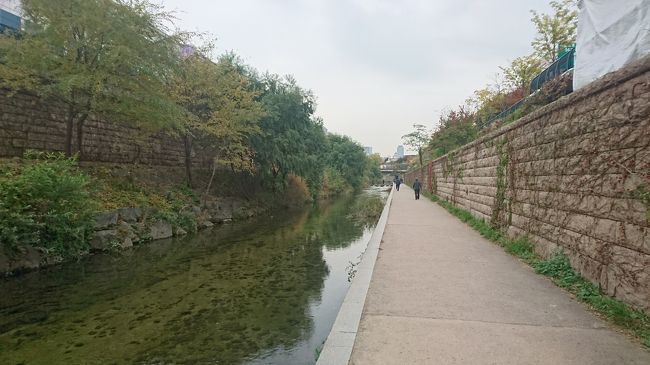 市場を抜けたら、清渓川沿いを東へ歩きます。