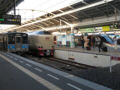 高松駅に到着。東京からロングランしてきたサンライズ瀬戸が先に到着していました。