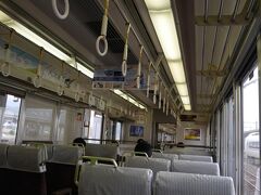 米原で琵琶湖線というローカル電車に乗り換える。
でも行き先（終点）が「姫路」になってたから、
「えっ！ 滋賀って気軽に姫路城見に行ける距離なの？！」
ってかなりビックリした。
