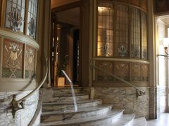 これは、楽器博物館の目と鼻の先にある王立美術館の中にあるレストランの入口です。
手すりや、窓ガラスの装飾が、アール・ヌーヴォー様式です。