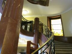そして、この見事なフォルムの階段は、なんと王立美術館のミュージーアムショップです。

手すりの装飾、螺旋階段の形、窓のステンドグラス…美しい！！