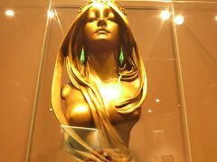 さてこちらは、王立美術館と同じ敷地内にある、Mus?・e Fin-de-Si?・cle Museum（世紀末美術館）のアール・ヌーヴォーコーナに展示されている品々です。

中でも目を引くのは、このアルフォンソ・ミュシャの胸像です。
美しすぎです。

(#^.^#) エヘッ
