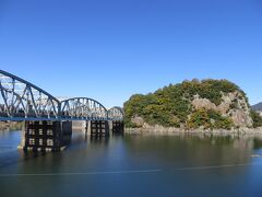 犬山橋の横を通り過ぎ、木曽川沿いを上流方向へ。対岸の岩の力強い姿。