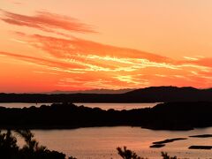 ともやま園地桐垣展望台から見た英虞湾の夕焼け。

日没が早くて太陽の沈むところは見れませんでした。
でも綺麗な夕焼けはバッチリ撮影しました。