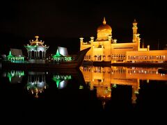 バンダル・スリ・ブガワンの夜の締めはやはりここです。
風があまり吹いていなかったので水面にきれいにオールドモスクが写っていました。