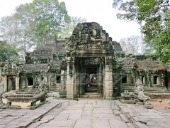 【Banteay Kdei】～バンテアイ・クデイ～
（共通パスで入場OK）

「僧坊の砦」という意味の遺跡。
ヒンドゥー教寺院だったものを、12世紀後半にジャヤヴァルマン7世が仏教寺院に改築したんだと。

時間は無いけど、新しい遺跡ちょっくら見たいな～と思って、前日チャーターする前にガイドブックで調べていたら、ちょうどタプロムからアンコールワットに戻る道中にあったので、コースに入れてみました。

こちらは十字テラスと第三東楼門。ここから入っていきます。