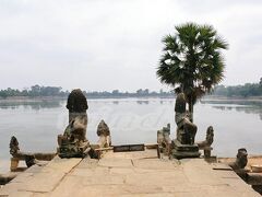 【Sra Srang】～スラ・スラン～

東西700m,南北350mの貯水池。「沐浴の池」という意味通り、ジャヤヴァルマン7世や王妃が沐浴に使用したとされる池。朝は絶好の日の出ポイントらしいです。

池の中央には、かつて王が瞑想した木造の寺院が建っていたらしいです。
バンテアイ・クデイの真向かいにあったので、寄ってみました。
