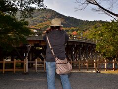 伊勢神宮の五十鈴川はきれいな水が流れていました。