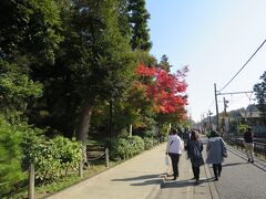 北鎌倉駅より円覚寺へ向かう（11:50）