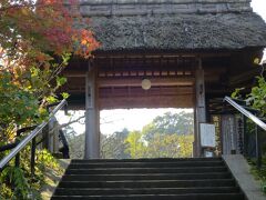 東慶寺山門（12:26）

臨済宗円覚寺派の寺院である、開山は覚山尼と伝えられる。
また江戸時代には駆け込み寺、縁切寺として知られた。

現代では花の寺として知られ、境内では四季を通じて様々な花を楽しめる。