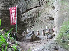 亀ケ谷坂にある地蔵菩薩

切通し道頂部付近の岩壁を背にして立つ六地蔵像です。