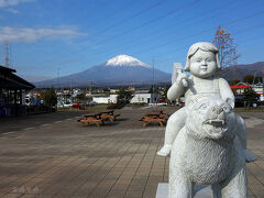 旅のはじまりは御殿場から～。用事を済ませに立ち寄り。
味わいのある金太郎と富士山（笑）