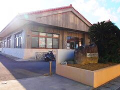 八重山平和記念館を訪れました。
館内は全館写真撮影禁止でしたので、外観のみ写真に収めました。
八重山諸島では第二次世界大戦中に３６４７人もの方々がマラリアによって命を落とされたそうです。
石垣島と西表島では昔からマラリアが発生していたのだそうです。戦時中、住民がマラリア発生地帯に疎開したことによって沢山の方がマラリアに罹患されたそうです。
八重山地域の罹患者数は全体の人口の約半数ほどにものぼりました。
悲劇的な戦争マラリアについて当時の写真、道具、遺品、ジオラマなどにより展示されていました。
中でもマラリアに罹患した親子の様子を再現したジオラマには言葉が出ませんでした。
当時、治療するための物資や薬品も不足していたため高熱が出るのを抑えるために芭蕉の幹を枕にし大人は額に井戸水をかけ流し、子供は濡らした桑の葉を額にのせていたようです。
薬も手に入らないのでヨモギなどの青汁を代わりに飲んだりしていたそうです。
今回は旅行前に仕事があまりに忙しかった為、千羽鶴は折ることが出来ませんでしたがミニサイズで数も少なくなってしまいましたが平和への願いを込めて作ったものをお渡しすることが出来ました。
決して遠くは無い昔に、この土地で起きた悲しい出来事を学ぶことが出来ました。
インターネットなどで簡単に情報を得る事は出来ますが、やはり実際に足を運んで目で見て感じることは大切だと感じます。
入館料は大人１００円です。具志堅用高記念館の斜め向かいあたりにありますので、石垣を訪れた方には立ち寄って頂けたらと思います。
