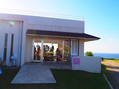 結構長い時間平和記念館に居たので、出てきた頃には日が傾きかけていました。
ミルミル本舗をナビに入れて向かっていたんですが、初めてだったので本当にあってるかな大丈夫かなと不安になりながらも来てみたら車が沢山でした。
空港にもミルミル本舗はあるんですが、どうしてもこのお店に来てジェラートをいただきたかったんです。