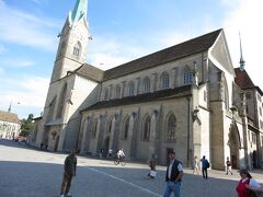 こちらは聖母聖堂。
中に入るとシャガールのステンドグラスを見ることができます。
残念なことに写真撮影は禁止です。
あと、入るときにパンフレット代を強制ではなさそうですが、買わないと入りにくい雰囲気です。
（それでも入る価値はあると思います）