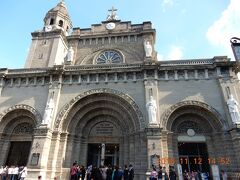 まず初めに訪れたのが
マニラ大聖堂です。