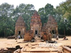 【Preah Ko】～プリア・コー～

王都がアンコール地域に移る以前、アンコール王朝で最初に築かれた王都ハリハラーラヤ(ロリュオス)に建設された、最初にして(アンコール遺跡)最古の寺院。

この周辺の3つの遺跡を総称して『ロリュオス遺跡群』というのですが、その一つがこちらのプリア・コーです。


午後はこのロリュオス遺跡群を見るツアー。結構マニアックなツアーだから、薄々思っていたけど、やはり私達のみ。
結局今回カンボジアのツアーは全部微妙に一般的なコースと異なっていたせいか、全て貸し切りでした。