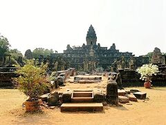 【Bakong】～バコン～

9世紀末の十数年間、古代の都ハリハラーラヤ（ロリュオス）において、王インドラヴァルマン1世（在位877-889年）の国家寺院としての役割を果たした、砂岩のピラミッド型寺院。ロリュオス遺跡群最大の寺院です。
5層のピラミッド型に構成されていて、アンコールワットの原型となったとも言われているそうです。

しかしさえぎるものがないのでとにかくあっつい～～～
