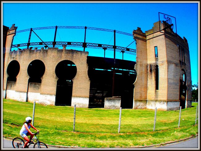 『南米：ウルグアイのコロニアdelサクラメントという街』<br /><br />話によると、この街外れにある闘牛場跡に、観光施設として整備する計画があったそうです。<br /><br />うん、確かにすばらしいし、客寄せには十分使えると思う......