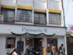 踏み切り渡ってすぐにあるのが、【Pa・tisserie R】。
「アド街」では第９位のスイーツで紹介されていました。