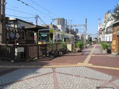 商店街の別の路地を入ると都電の停留所がありました。
早稲田～三ノ輪橋間を運行する都電荒川線の始発・終着停留場です。
