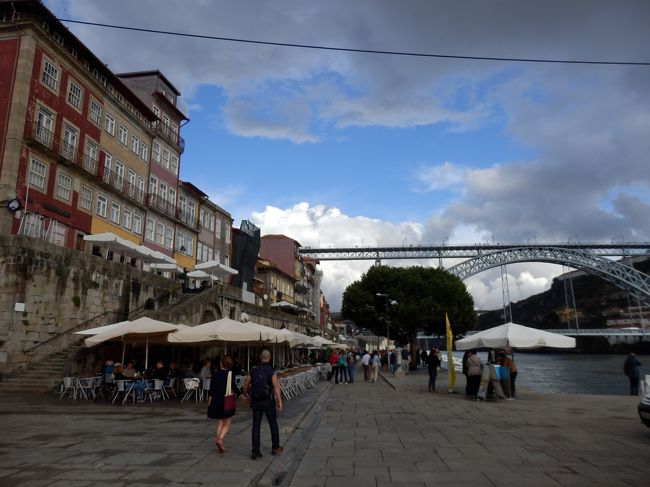 こんな感じで川沿いにはレストランがたくさん。<br />のんびりした良い街です。