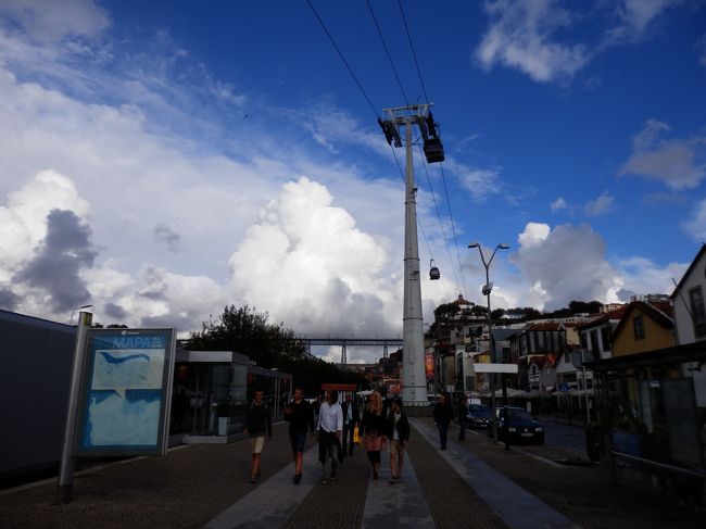 ロープウェイから降りて対岸の下の道を探索。