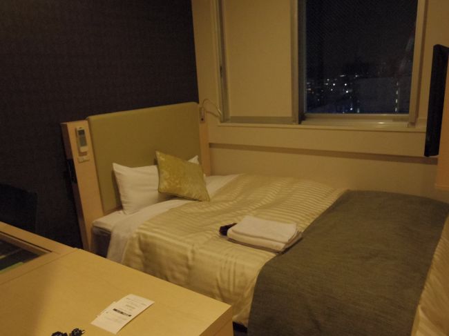 入口から。<br />ほとんどベッドでいっぱいだけれど、窓があるのがうれしい。