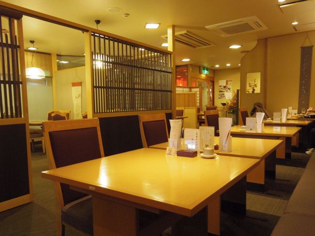 お客さんは３組。<br /><br />別室で宴会やってます。