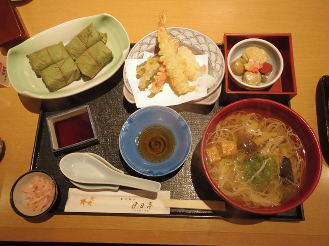 ほどなく、サンプルと同じ料理運ばれてきました。<br /><br />柿の葉寿司は、鯖、鮭、鯛、？　の４種です。<br />煮物も、暖かいにゅうめんも美味しかった！<br />とにかく、初日に名物料理が食べられて満足。