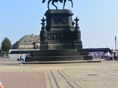 広場の真ん中にはザクセン王の騎馬像があります。
かっこよく迫力ある像です。