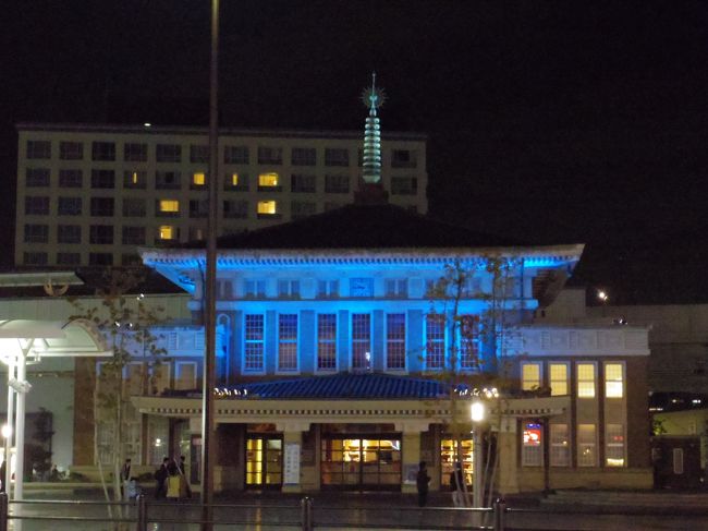 JR奈良駅前に青くライトアップされている建物は何かと思ったら、観光案内所でした。