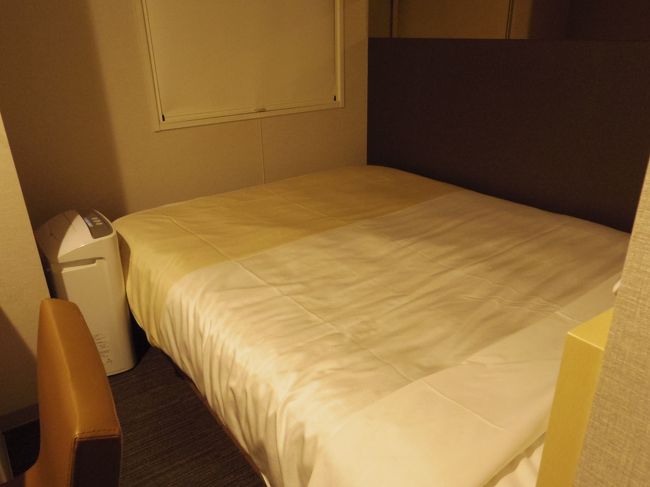 翌日、観光から帰ってきて天然温泉スーパーホテル　ＬＯＨＡＳ・ＪＲ奈良駅に預けておいた荷物を引き取って、スーパーホテルＪＲ奈良駅前・三条通りへ移りました。<br /><br />フロントで、女性はアメニティや泡立てネット等５つ選べます。<br />ここは、温泉がないので、と温泉の元くれました。<br /><br />そうか。温泉ないのか～<br />昨日のホテルの方が良かったな。<br />この日の予約が先だったけれど、こちらの評価がわずかに良かったから、こっちにしたのに。