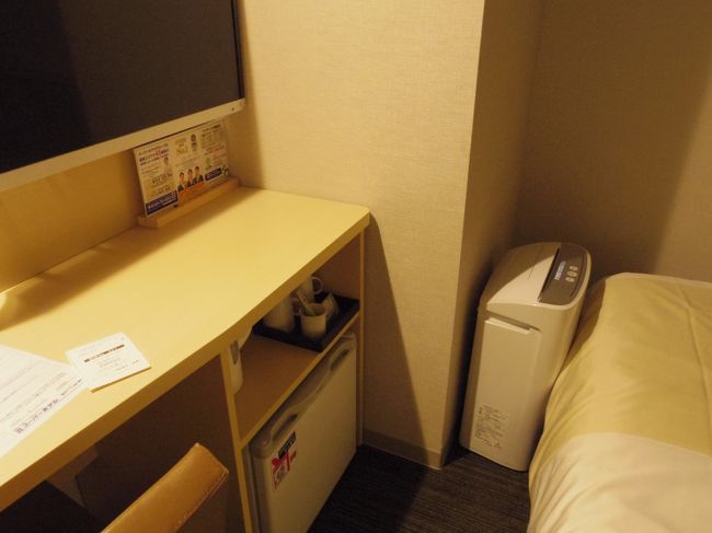 部屋も昨日より狭い・・<br />窓もない・・・<br />（これは誤解で、前の写真のベッドの後ろのロールスクリーンの後ろに窓があったのを、帰ってきてからわかりました）<br />でも、土曜日だから８９００円。昨日より高いんです。<br /><br />まあ、寝るだけだから・