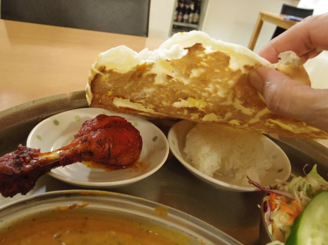 と思ったら、なんのことはない、ナンの下に隠れていました。<br />このタンドリーチキン美味しい。<br />ダール豆カレーも、豆が多すぎずカレーがしっかりした味で美味しい～<br /><br />ラッシーも付いて、とっても満足しました。<br />