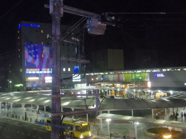 部屋にあった窓から、前日泊まったホテルが見えます。