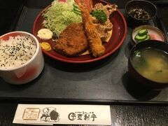 熊谷駅に早めについたのでお昼ご飯。
駅には何軒か飲食店がありましたが、このお店が一番混雑していました。
９００円くらいの定食ですが、ボリュームがあり、味もまあまあです。
ここでご飯を食べ、駅ビルの花屋でお花を買ったりしていると、予定より早くいとこのお姉ちゃんが来て、一緒にお墓参りに。
タクシーで往復したのですが、帰り、また呼ばないといけないので、連れてってもらった運転手さんに境内で待っていてもらいました。
レンタカーのほうが移動には安いけれど、借りたり返したりが面倒なんですよねぇ。