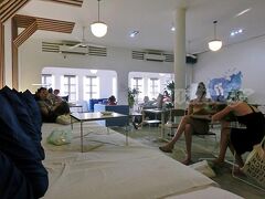 【The Blue Pumpkin Cambodia】～ブルーパンプキン～

今回申し込んだ旅行会社のSTワールドから、このお店のアイスとかケーキの無料サービスクーポンをもらっていたので、まったり休憩。

ソファでテーブルを置いてもらってまったり食べられます。