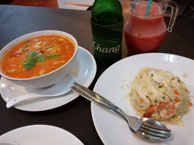 到着日の夜ご飯。<br />機内食を食べたから大丈夫かな？と思いましたが、やはり街を探検したくて、遠出せずにホテル前で済ませました。<br />隣のEatSense前にある「トムヤムクン」。<br />シーフード炒飯とトムヤムクン。