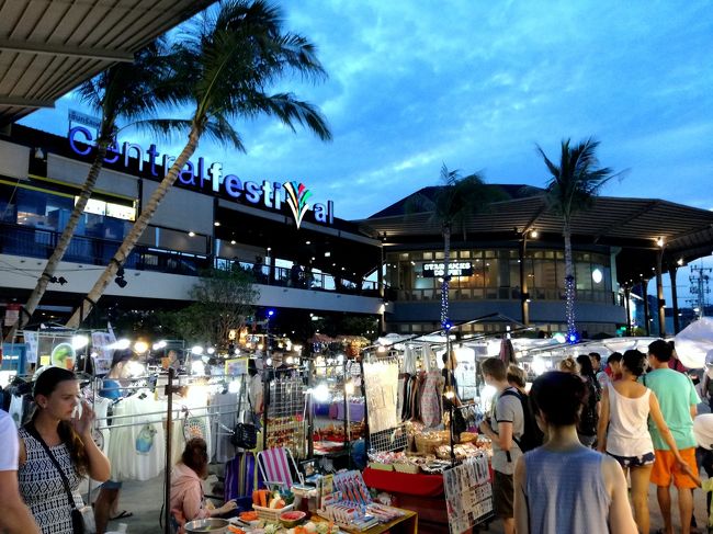 セントラルの前には出店がたくさん。<br />でも、欲しい物は何も無し。