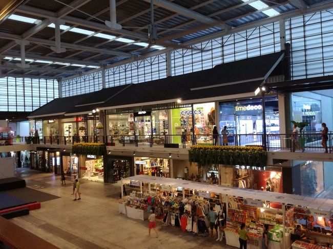 セントラルの中庭？です。<br />人はあまりいないですね。